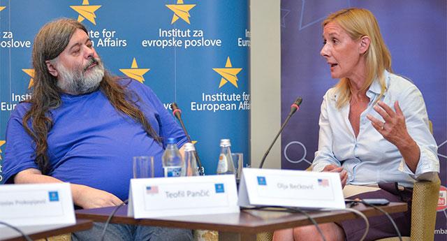 Šta kažeš. otpustili e-zaposlene: Teofil Pančić u srećnom šoku pod erotskim pogledom Olje B. 