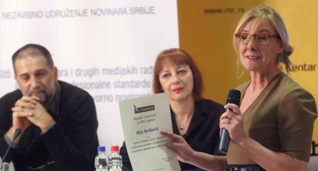 Vole ga žene koje su ženstvene: Vukašin, menage a trois, sa Rihom i Bećkovićkom