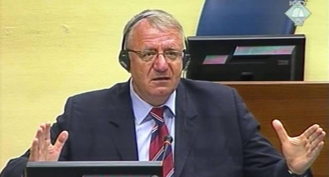Novi ustupci inspiratoru ratnih zločina: Vojislav Šešelj, nekada davno pred Haškim sudom, arhivska fotografija