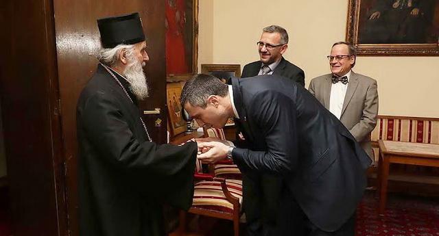 Ruku ljubim, u patrijarhu se gubim: Boško Obradović liže Irineja, ostatak Dverjana nemo posmatra