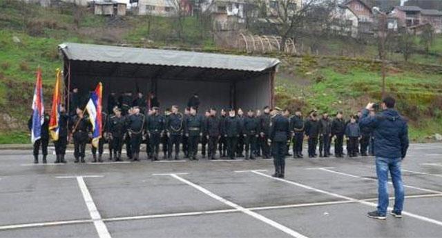 Svečana tribina se malo iskrivila: Koljači-amateri poziraju na asvaltnoj pisti Draževine