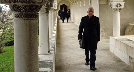 Pesma kao bumerang: Matija Bećković, majstor samopovređivanja