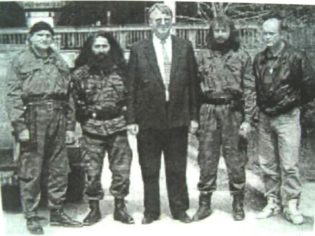 Ubij, zakolji, da Bošnjak ne postoji: Pero Simić (prvi zdesna) u društvu radikalnih četnika