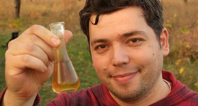 Spoj loše pročitane lektire i kafanskog obrazovanja: Dejan Stojiljković sa učilom